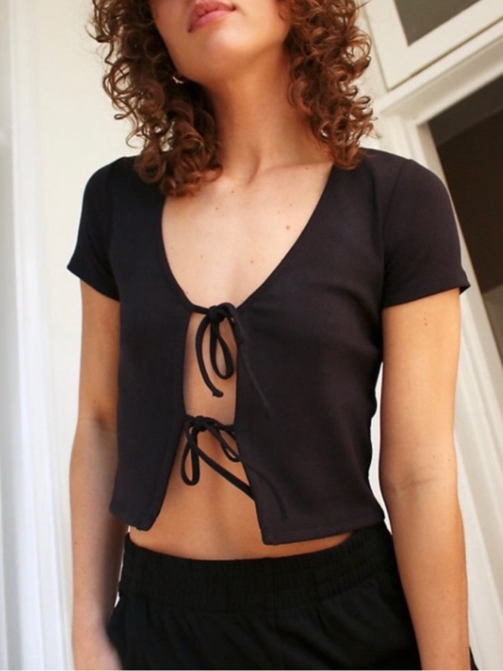 Aritzia Black Tie-Front Crop Top size L